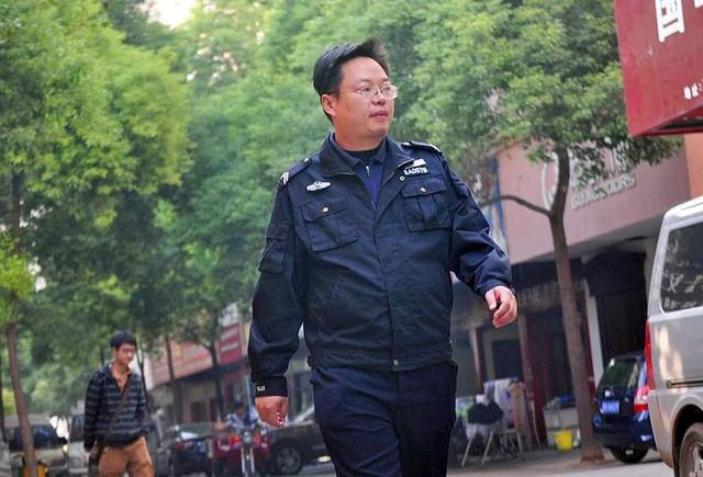 原创中国最传奇的保安：1个清华毕业当保安，1个从保安变成大学教师