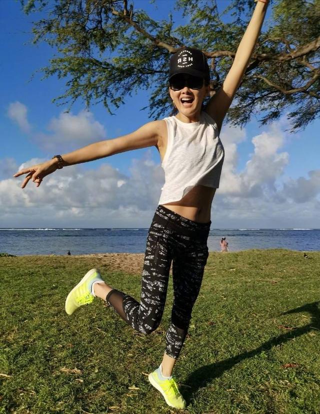 44岁晒运动装,抬手臂无一丝赘肉,马甲线优秀