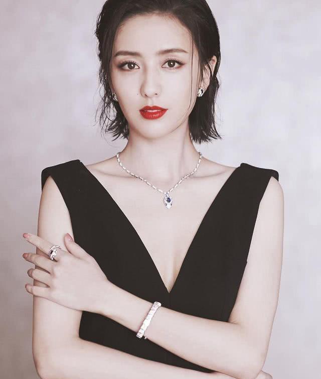 佟丽娅换了新的发型,36岁秒变18岁少女,她的衣服品味更好