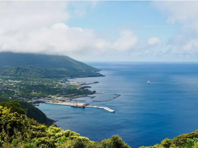 岛上自然风光纯粹秀美,海岸线绵长且海水清澈,简直就是一个世外桃源.