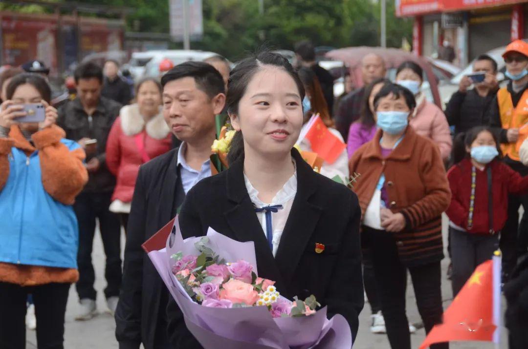 (现场市民争相和许秋英合影)许秋英一家抵达筠连稍事