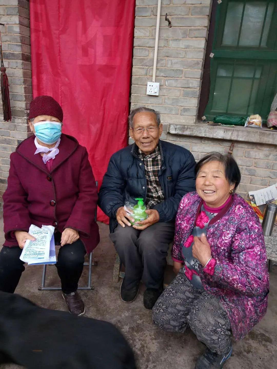 老人口罩桶_老人戴口罩(2)