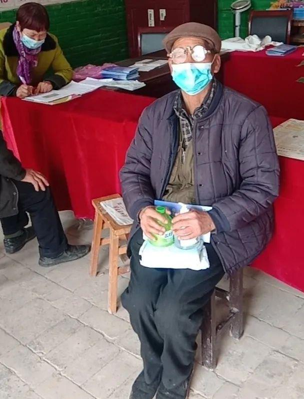 老人口罩桶_老人戴口罩(2)