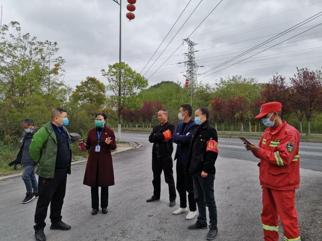 为弘扬优良传统,保护生态环境,青岩镇各村向来往群众发放文明祭祀倡议