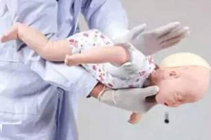 『异物』每位妈妈都该学会！孩子误吞异物的急救办法