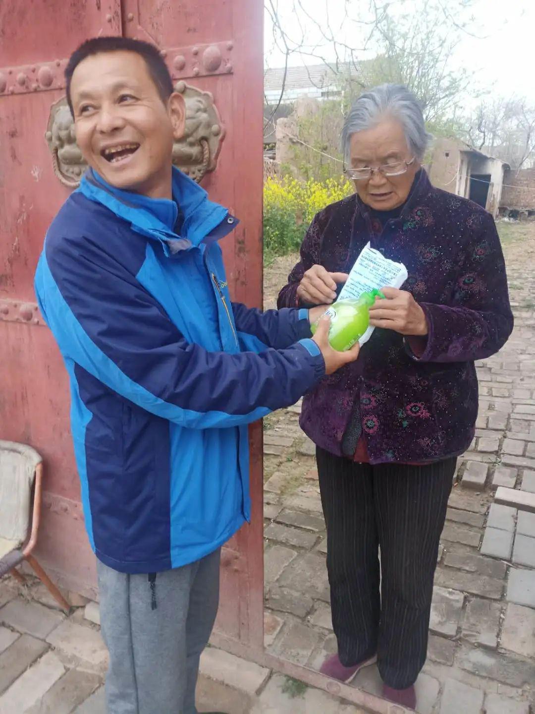 老人口罩桶_老人戴口罩