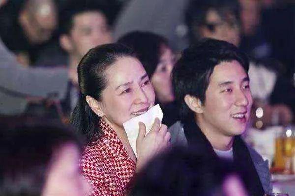 房祖名说林凤娇经常会哭 成龙林凤娇真实生活幸福吗