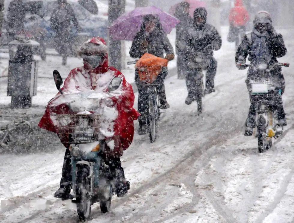 积雪1米多深！暴雪突袭黑龙江鹤岗