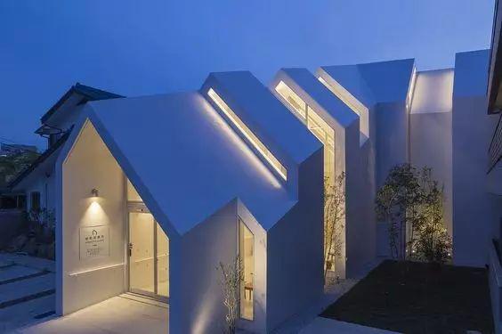 好看的坡屋顶…_建筑物