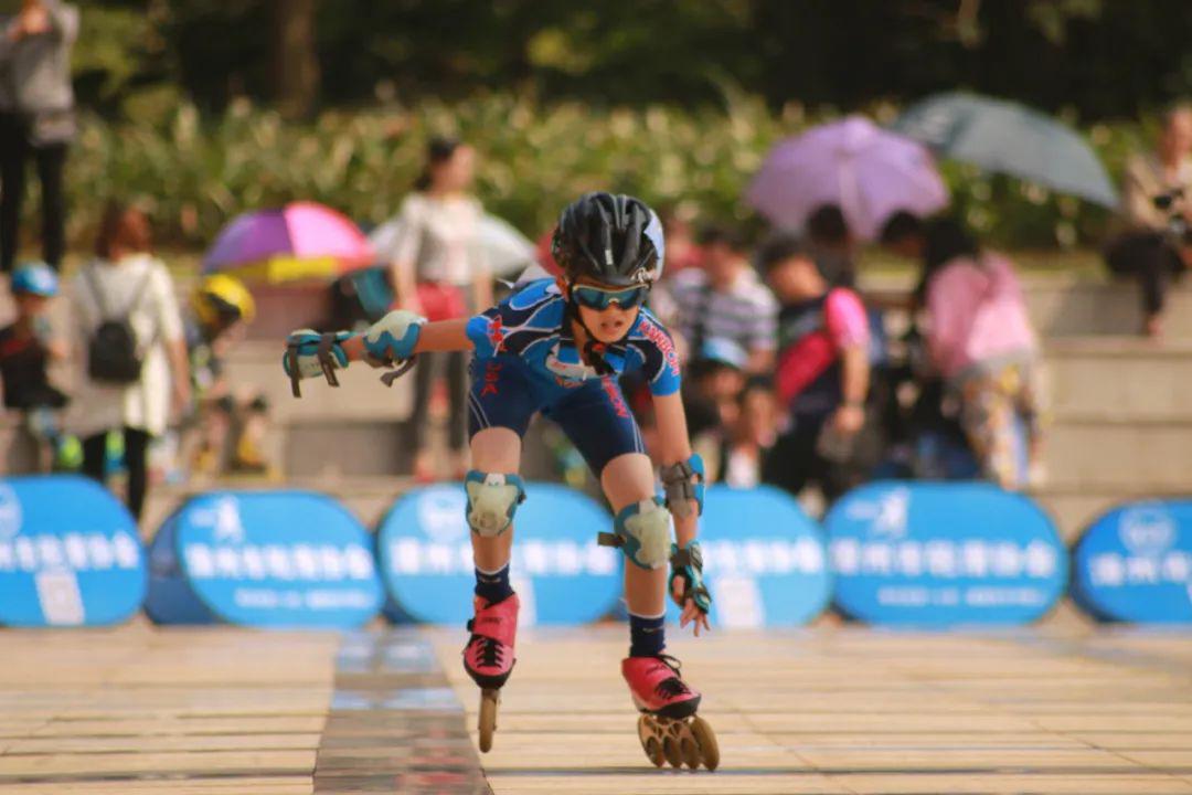 怎么教小孩学轮滑 7e69ff89b1c94373a722e4cb46563d39.jpeg