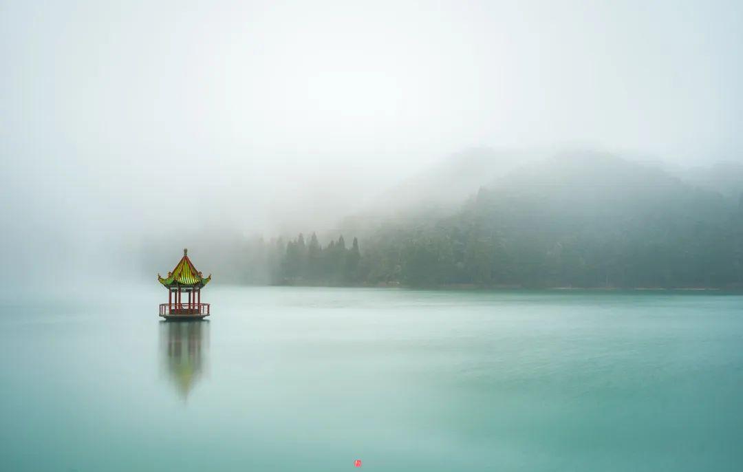 隐藏在烟雨朦胧中的芦林亭,独立于湖面上,充满诗意又满是孤单.