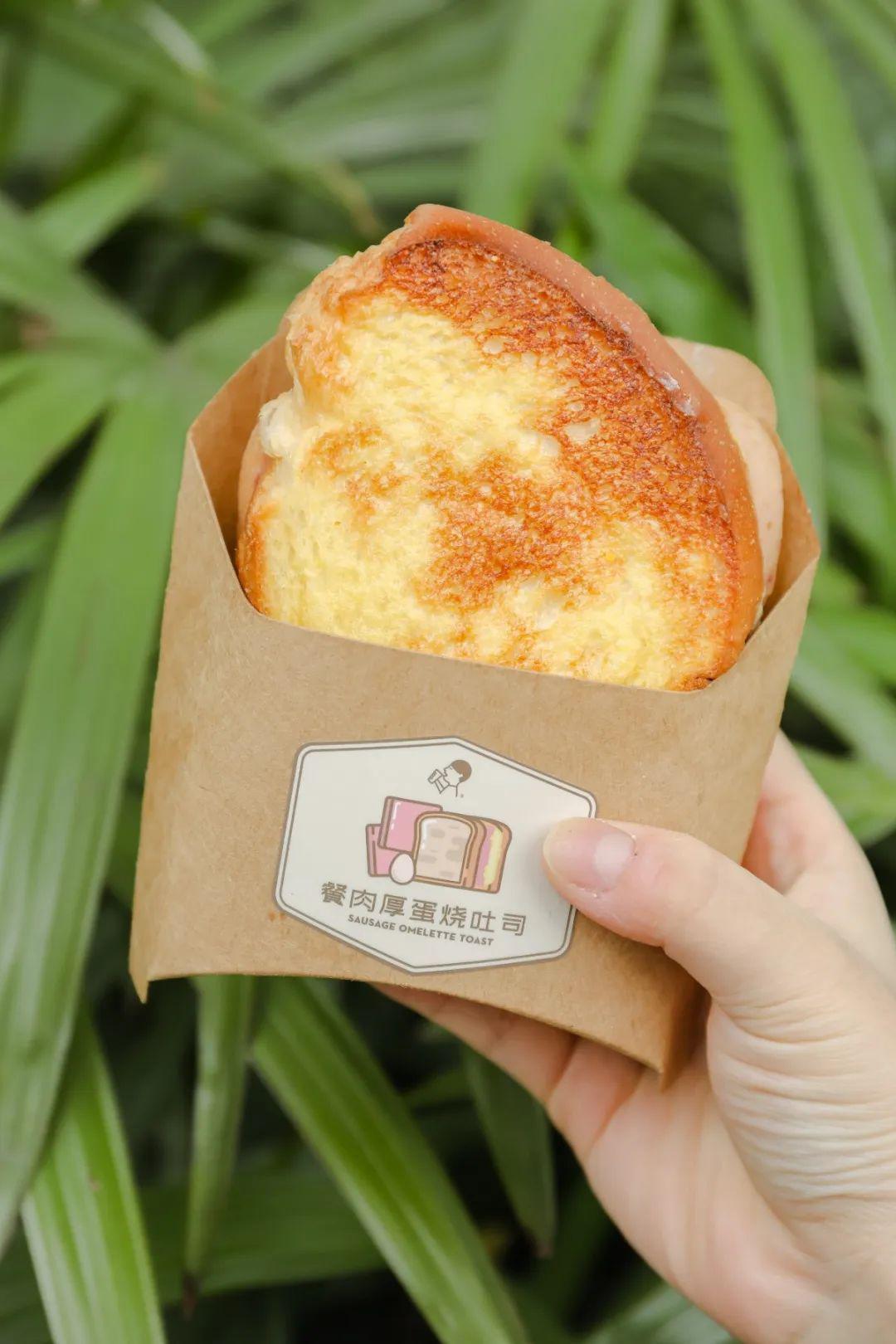 火爆ins的厚蛋烧吐司也来喜茶啦! 一次还来了2种口味,餐肉和牛肉的.