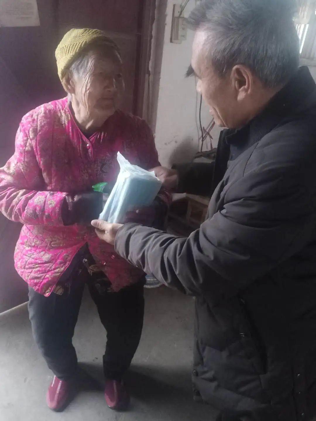 老人口罩桶_老人戴口罩