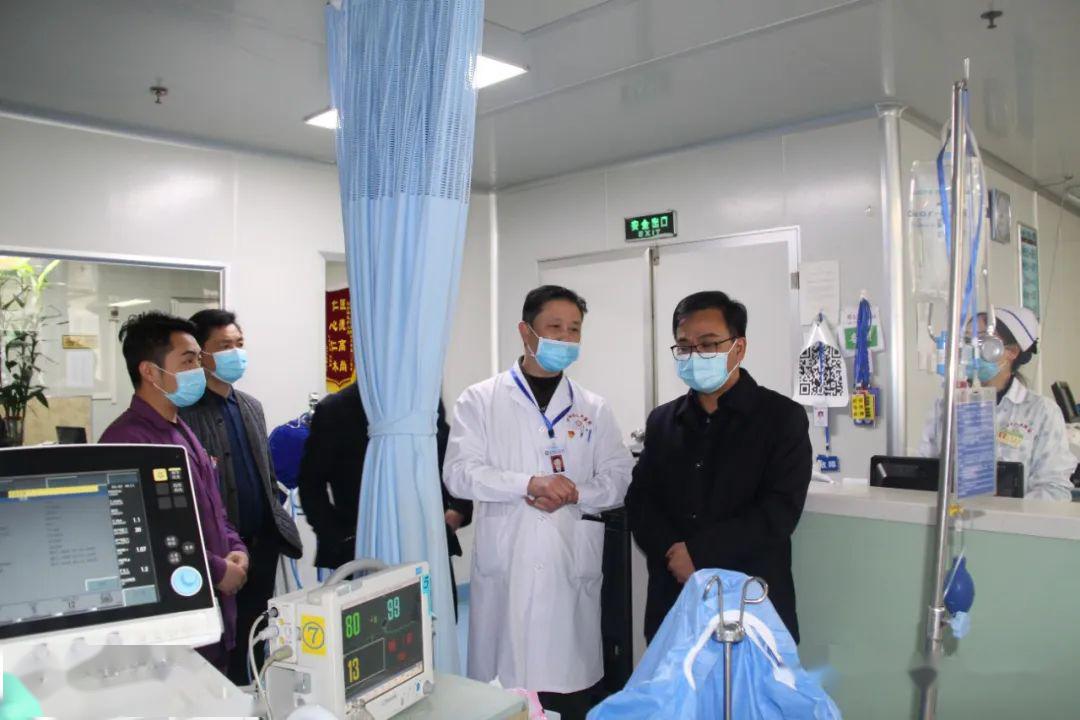 在黔西县人民医院,陈德奉先后深入门诊楼,重症医学科icu病房,院办等