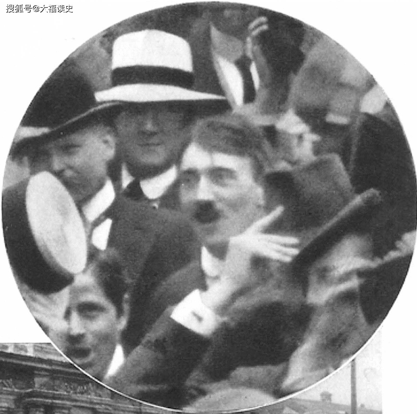 原创老照片:1914年的慕尼黑广场,文艺青年希特勒正在庆祝一战爆发!