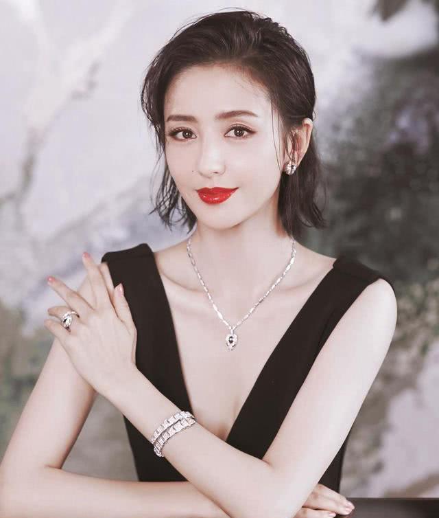 佟丽娅换了新的发型,36岁秒变18岁少女,她的衣服品味更好