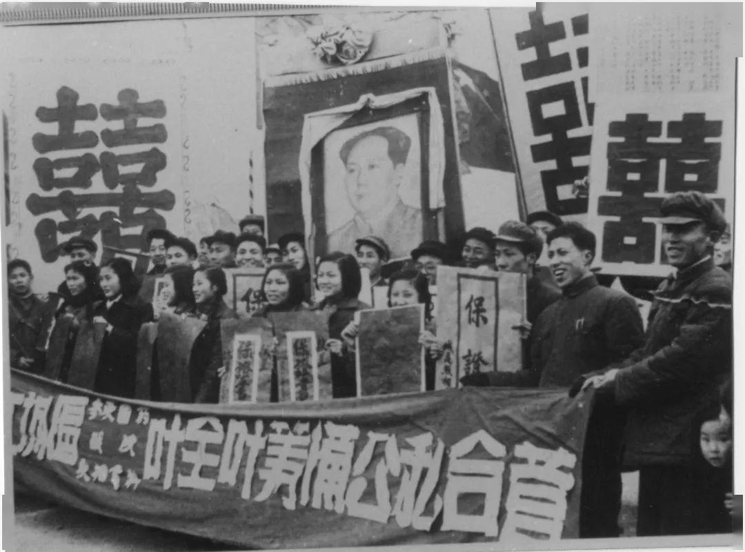 1955年,松江城区职工庆祝公私合营 吴四一/摄1956年,鼎泰丰被组建为