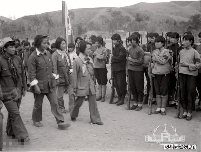 1939年演员陈波儿率战地妇女儿童考察团考察晋察冀边区