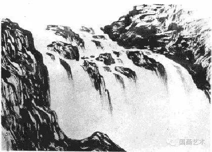 用淡墨勾水纹,适当加些皴擦,表现瀑布的细部,充分画出水流的各个不同