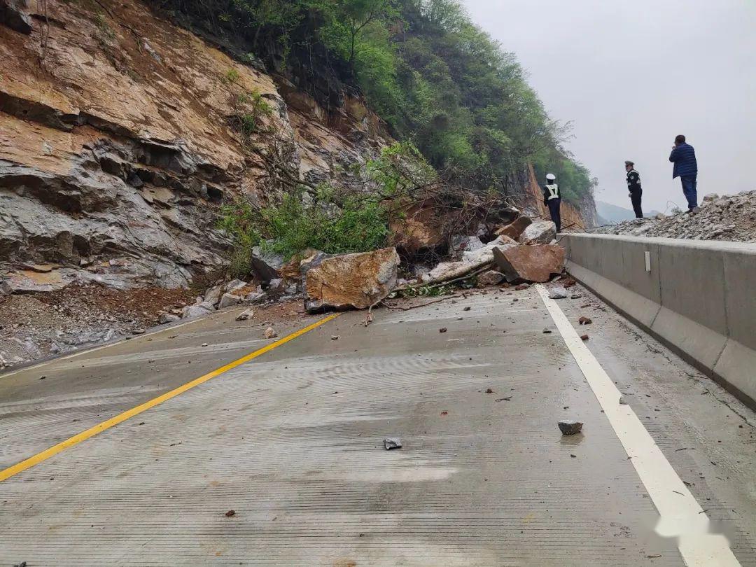 国道243线麻村隧道天峨端路段塌方!前往凤山,贵州方向,请绕道行驶