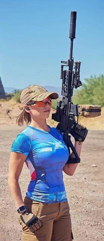 军武世界:女人爱上枪以后发现,原来女人们拿了枪也是很霸气