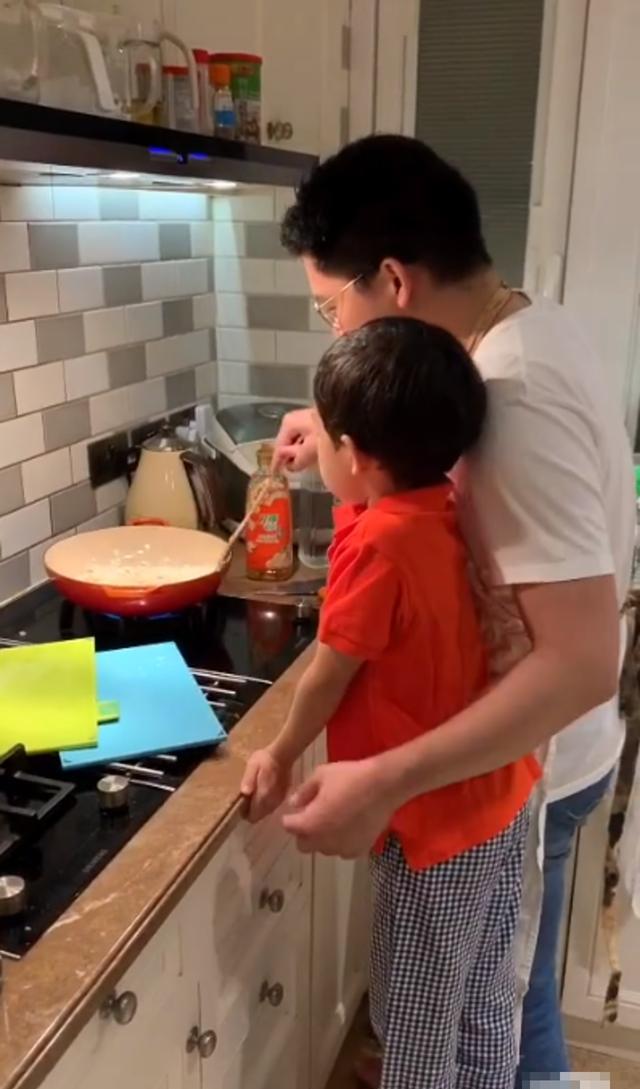 郭晶晶■霍启刚留家带娃主动分担家务郭晶晶心系疫情上门送物资给困难户