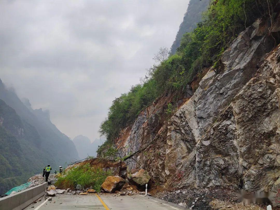 国道243线麻村隧道天峨端路段塌方!前往凤山,贵州方向,请绕道行驶