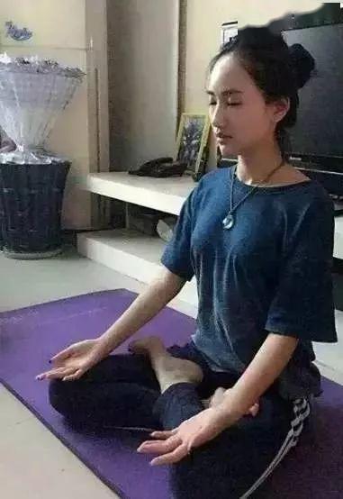 双盘腿对女性好处这么多,60岁练起都不晚!