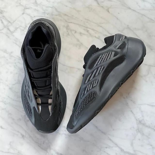 下周发售!「黑武士」yeezy 700 v3 带来全家族尺码