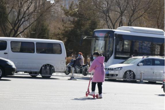 太危险巴彦淖尔一小女孩将滑板车骑上马路