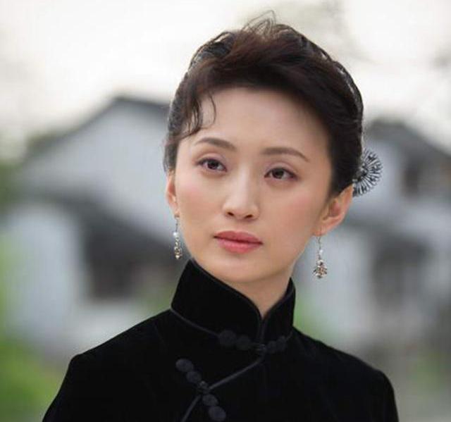 有人说张澍长得像梅艳芳,所以还被人称作是"小梅艳芳",不过仔细看看