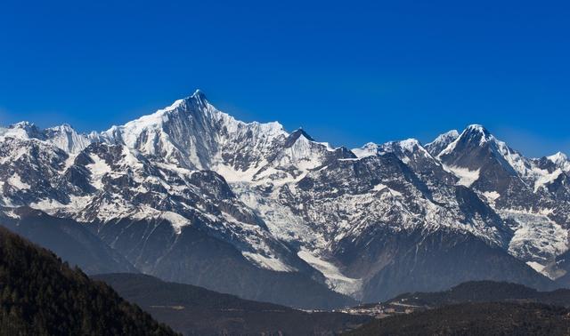 最高峰卡格博峰海拔高度为6740米,是云南省最高的山峰