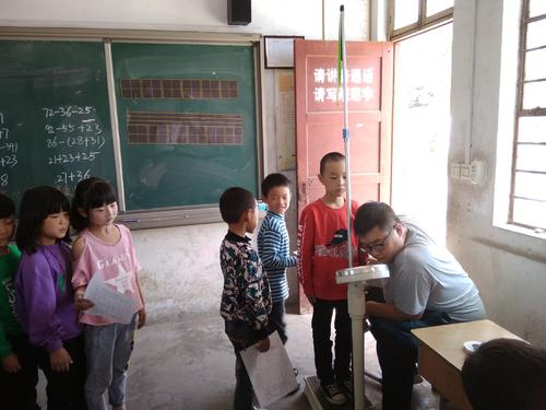 【奶奶】把孩子“喂残”，医生怒斥：无知！奶奶熬骨头汤8年