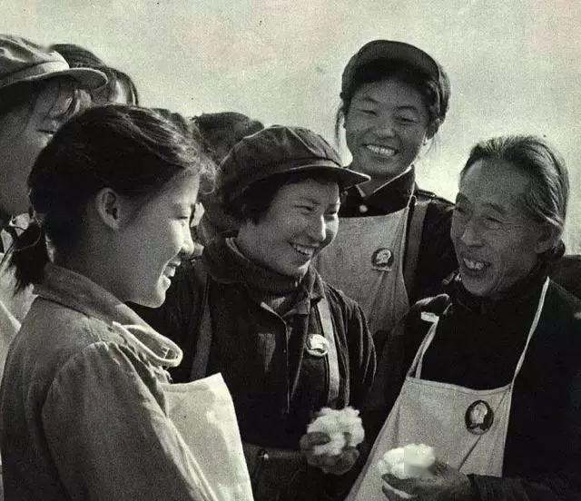 新疆生产建设兵团的女知青向玛河垦区的老大娘学习经验.