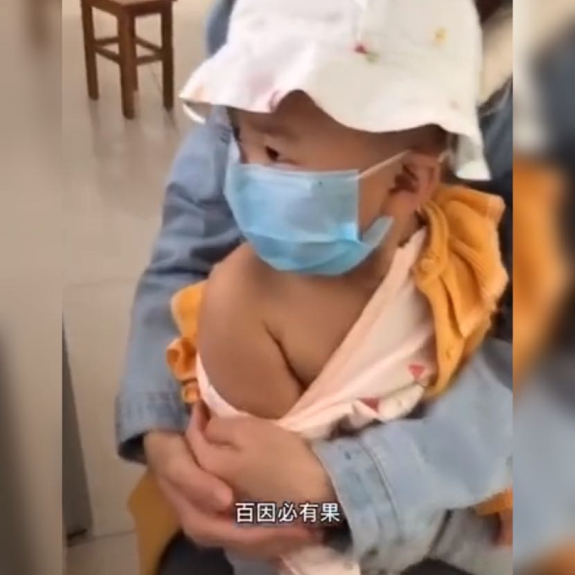 孩子@不哭不闹，没想到反而医生讲“谢谢”“地表最强”萌娃打针火了