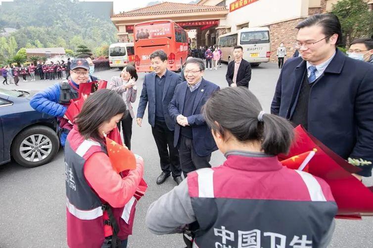 我们到家啦省中首批援鄂医疗队员江立斌顾月琴余娅娟今天回家啦