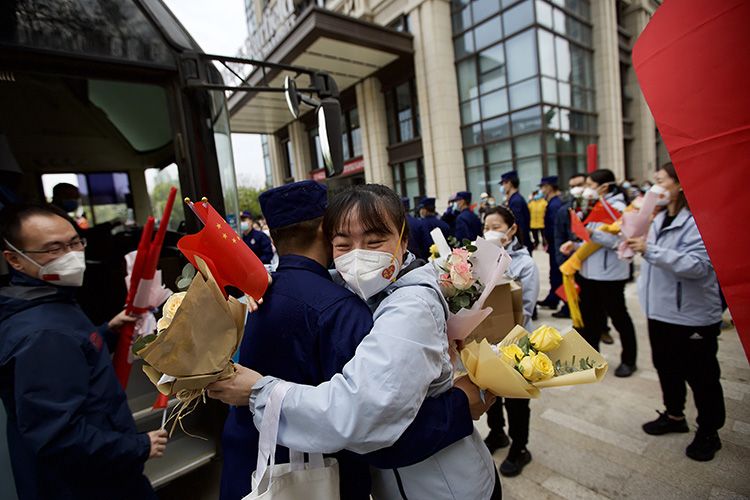 多支国家医疗队今日陆续离鄂武汉市民为抗疫英雄送行