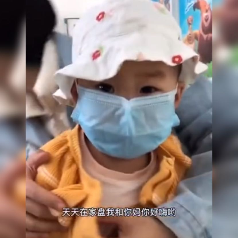 孩子@不哭不闹，没想到反而医生讲“谢谢”“地表最强”萌娃打针火了