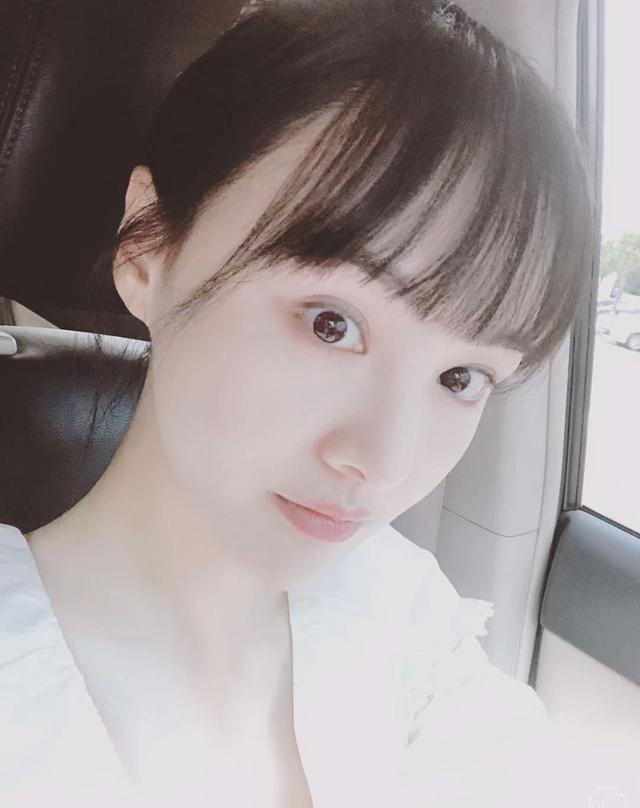 郑爽晒自拍照和爸爸一起逛街,"大眼睛空气刘海"美出新
