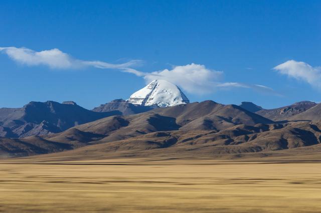 冈仁波齐峰是中国冈底斯山脉主峰,中国最美的十大名山