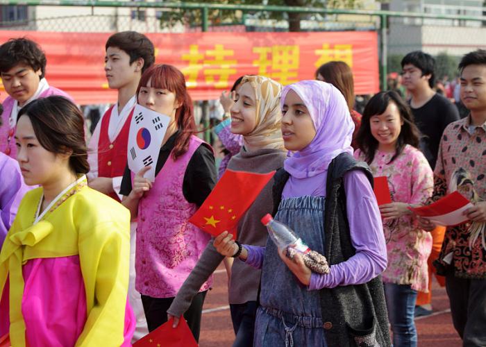 原创印度人热衷到中国留学，只认医学院，男生盼望回国，女生想留下