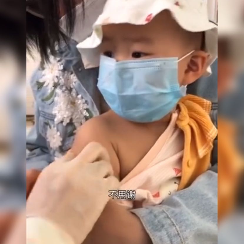 孩子@不哭不闹，没想到反而医生讲“谢谢”“地表最强”萌娃打针火了