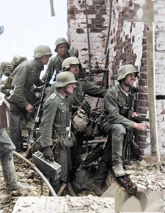 精选一组二战彩色高清照片;被苏军俘虏的德国士兵