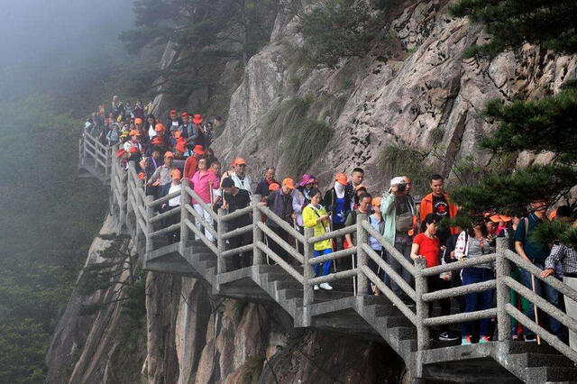 著名的黄山风景区在清明小长假第一日就迎来了游客爆满的尴尬境地,人