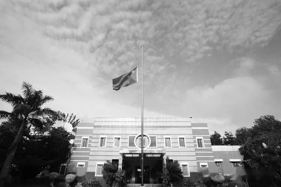 4月4日,在肯尼亚内罗毕,中国驻肯尼亚大使馆下半旗志哀.
