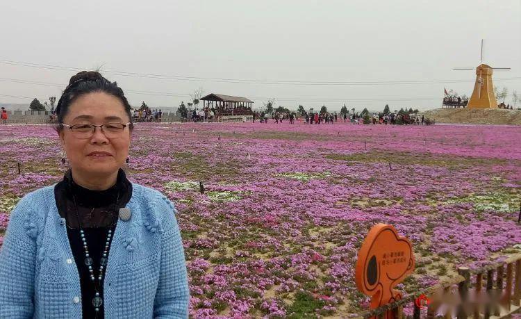 装扮杜堡一世界, 赛过梁山祝英台. 置身花海晃悠悠, 流连忘返难回首.