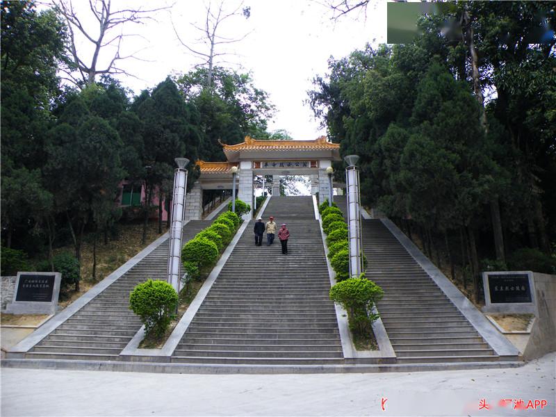 东兰烈士陵园.