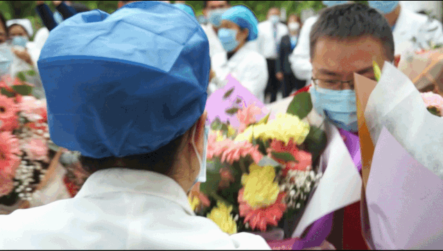 四人援鄂医疗队 抵达医院门诊大堂 和支援市二院的抗疫英雄们会合 在