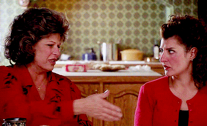 我妈和邻居阿姨在外面聊天 邻居阿姨的老公穿着拖鞋跑下来问邻居阿姨