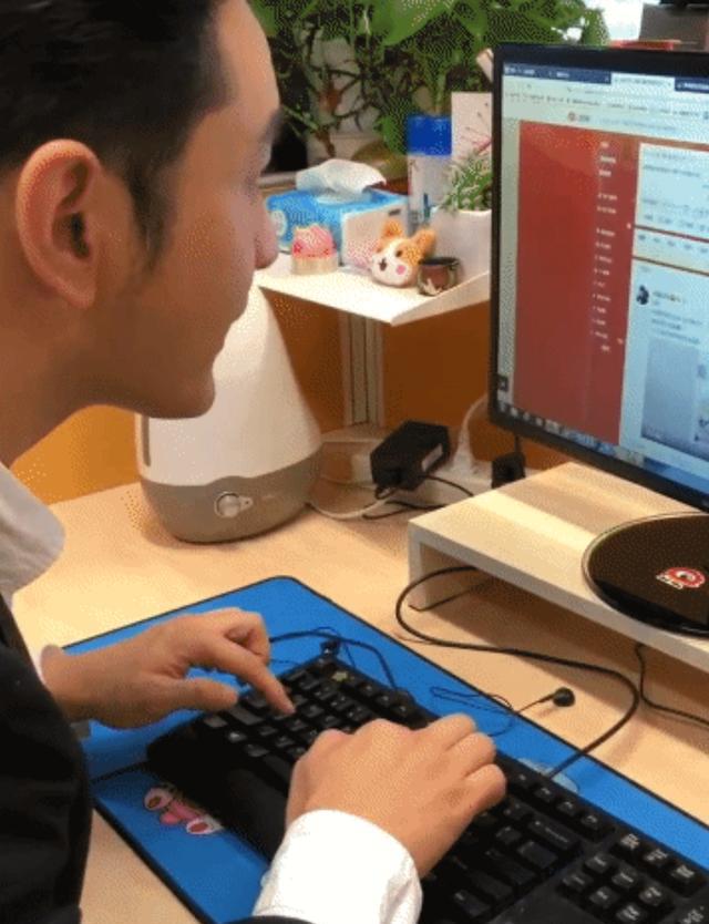 电脑面前一个拼音一个拼音地找,非常费力,认真而又无助的样子确实让人